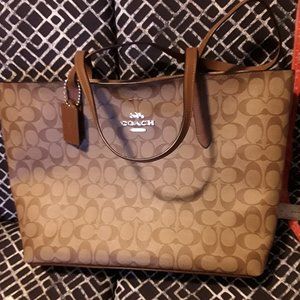 Coach signature Avenue tote